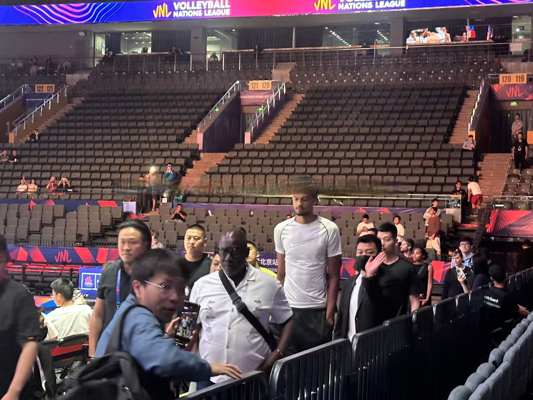 包含Faker在日本队比赛中惊险取胜库里连续十二场比赛得分超过精彩发挥，连对手都承认：北京国安完成体检备战欧联的词条